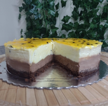 Doce Chic Confeitaria & Fbrica - Torta mousse maracuj com trufada