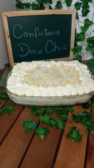 Doce Chic Confeitaria & Fbrica - Bolo na travessa Abacaxi com coco e nata